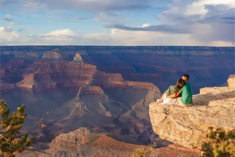 Happy Couple Steep Cliff Taking Grand Canyon Sunset Grand Canyon National Park Arizona