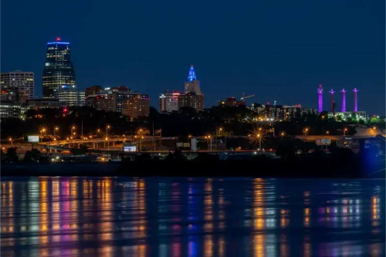 Light S Kansas City Reflecting Water Night